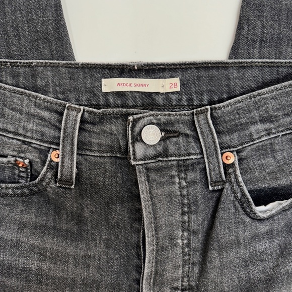 Levi’s Wedgie Skinny Jeans Size 28 Washed Black Raw Hem - Picture 3 of 9